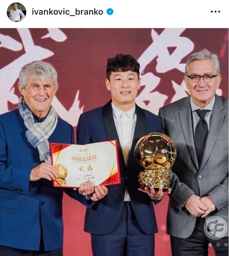  出席中國金球獎(jiǎng)?lì)C獎(jiǎng)儀式，伊萬曬與武磊、米盧同框照片