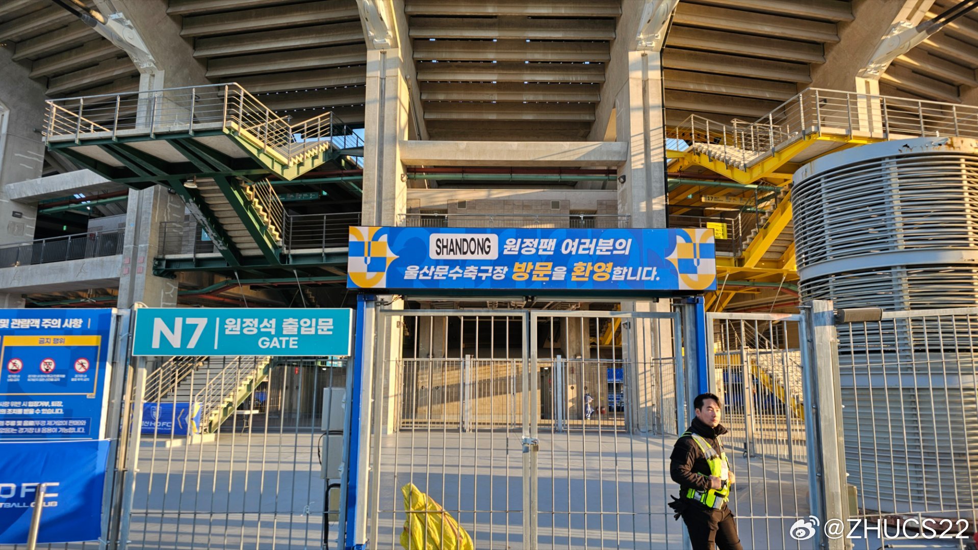  博主：蔚山現(xiàn)場工作人員、轉(zhuǎn)播車、安保在準備撤場，場外一片安靜