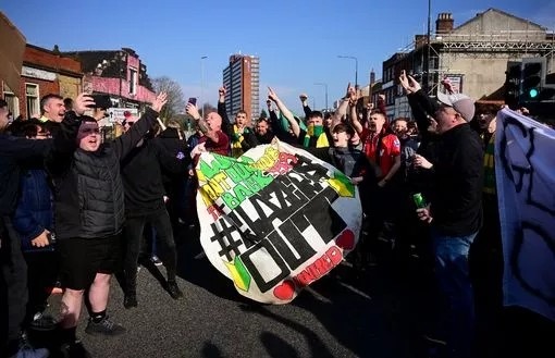  曼晚：約5000曼聯(lián)球迷賽前抗議格雷澤家族，打出多個標(biāo)語橫幅