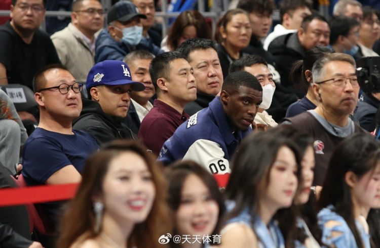  真籃球迷！國(guó)安外援法比奧攜玉昆外援科斯塔來到五棵松觀戰(zhàn)CBA