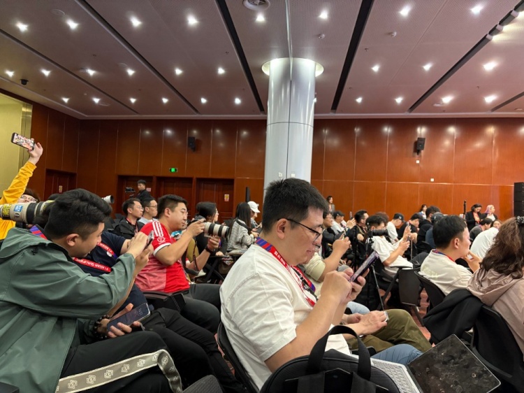  萬眾矚目！記者擠滿國足賽前新聞發(fā)布廳，賽場記者預(yù)計超300人